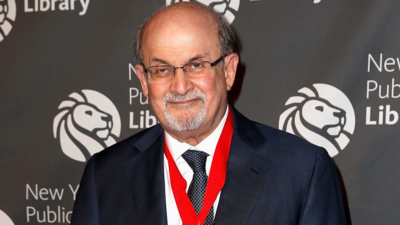 Após atentado, o escritor Salman Rushdie perdeu visão e movimento de uma mão