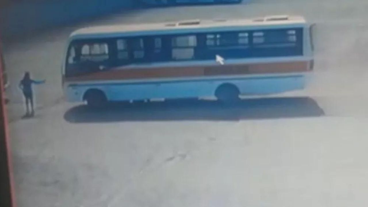 Mulher tenta parar ônibus em movimento e acaba sendo prensada no Distrito Federal