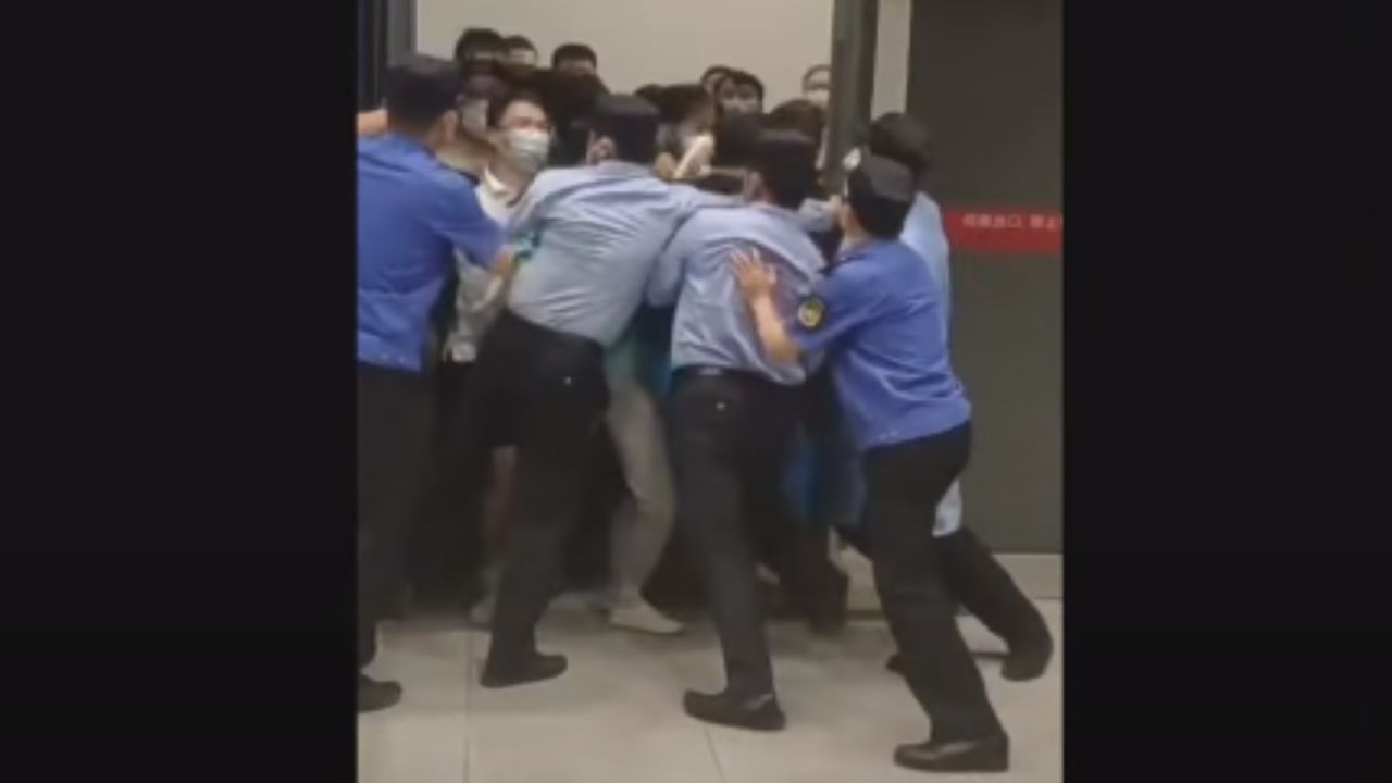Clientes forçam saída de loja fechada por medidas anticovid na China