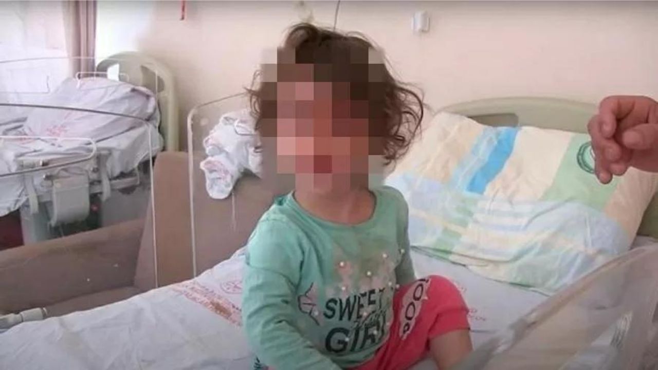 Menina de 2 anos atacada por cobra mata réptil com os próprios dentes