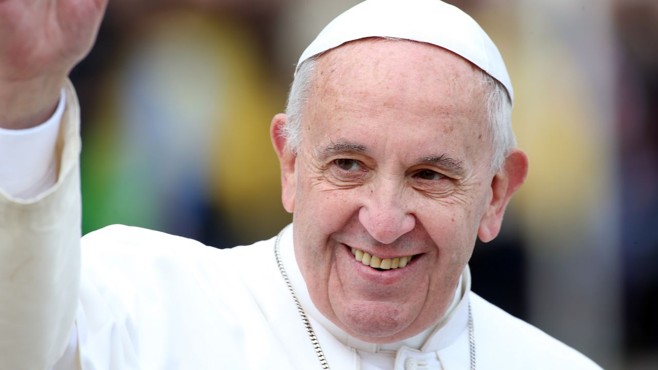 “Muita cachaça e pouca oração”: Um ano após fala de papa, brasileira o presenteia com bebida