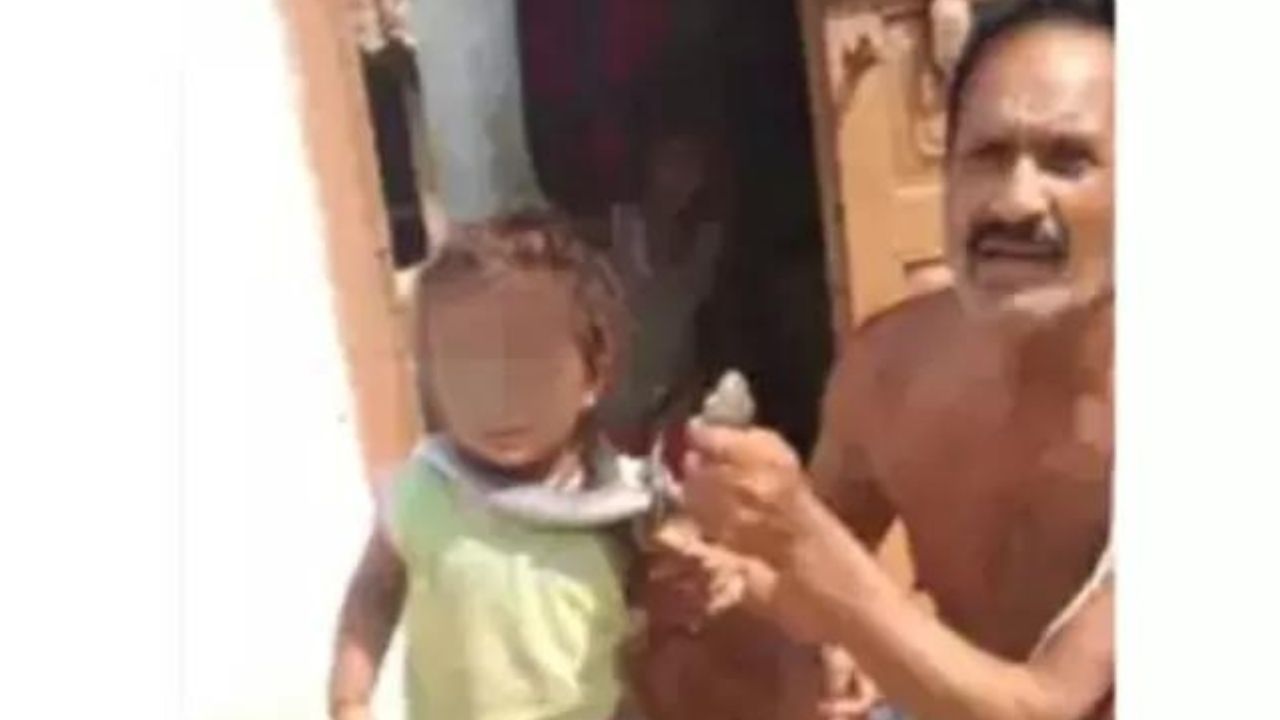 Indiano morre depois de enrolar cobra no pescoço e ser picado por ela