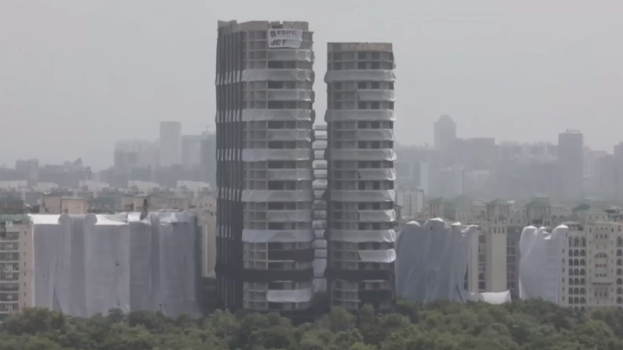 Vídeo mostra momento em que torres gêmeas ilegais são implodidas na Índia