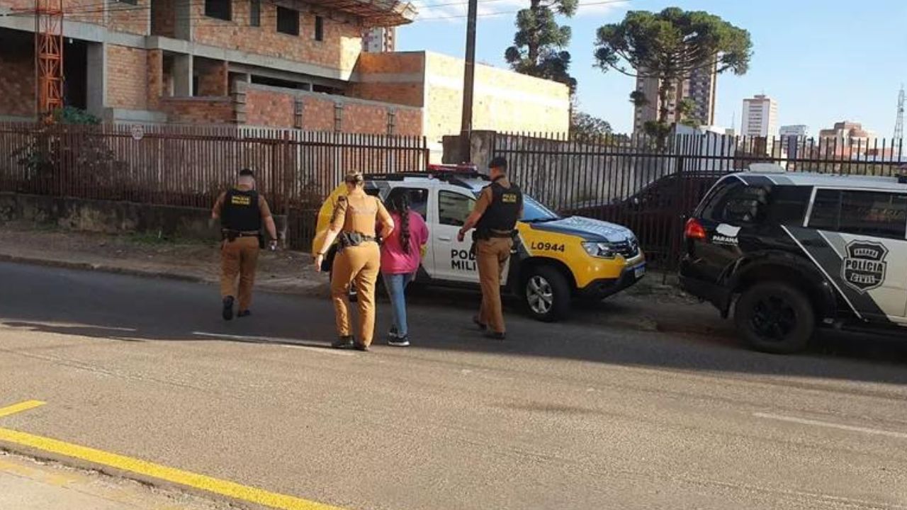 Mulher é presa suspeita de ter matado os filhos de 3 e 10 anos, no Paraná