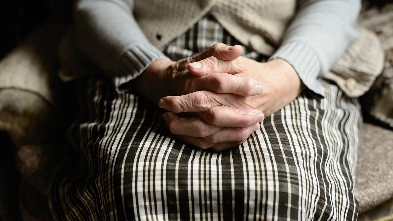 Idosa de 93 anos morre depois de beber detergente em vez de suco nos EUA