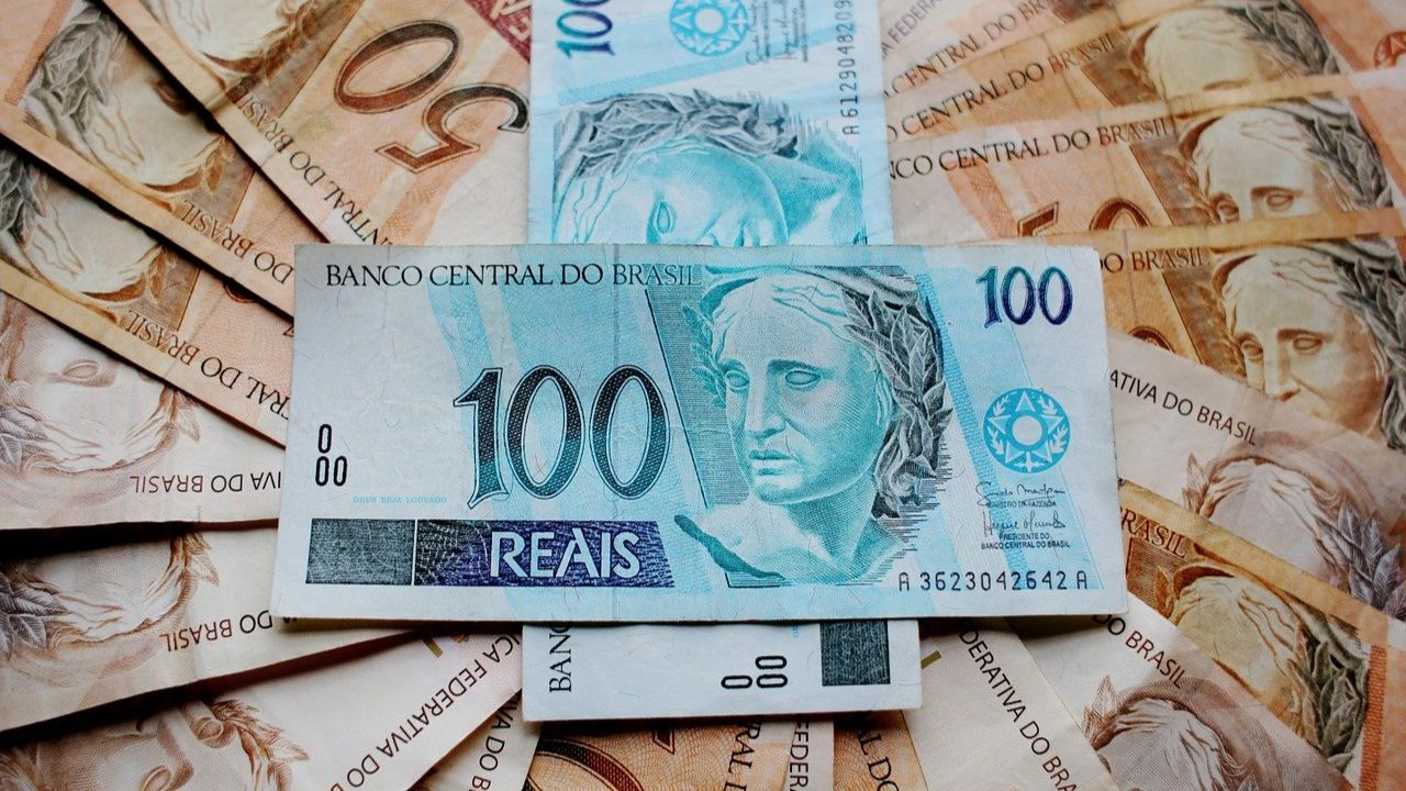 Motorista de aplicativo surpreende casal de idosos ao devolver R$ 4 mil esquecidos em carro