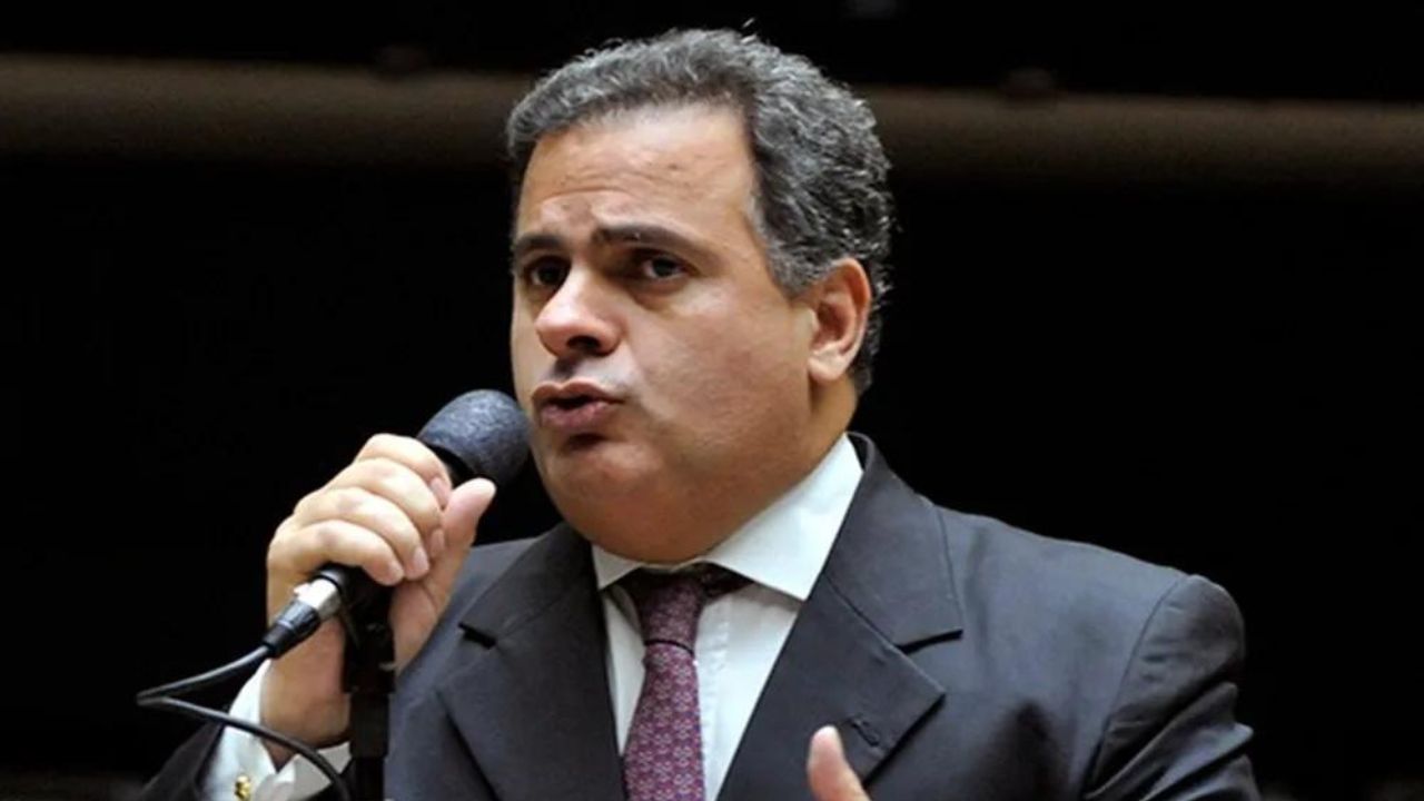 Helicóptero que levava deputado federal a comício cai na Bahia