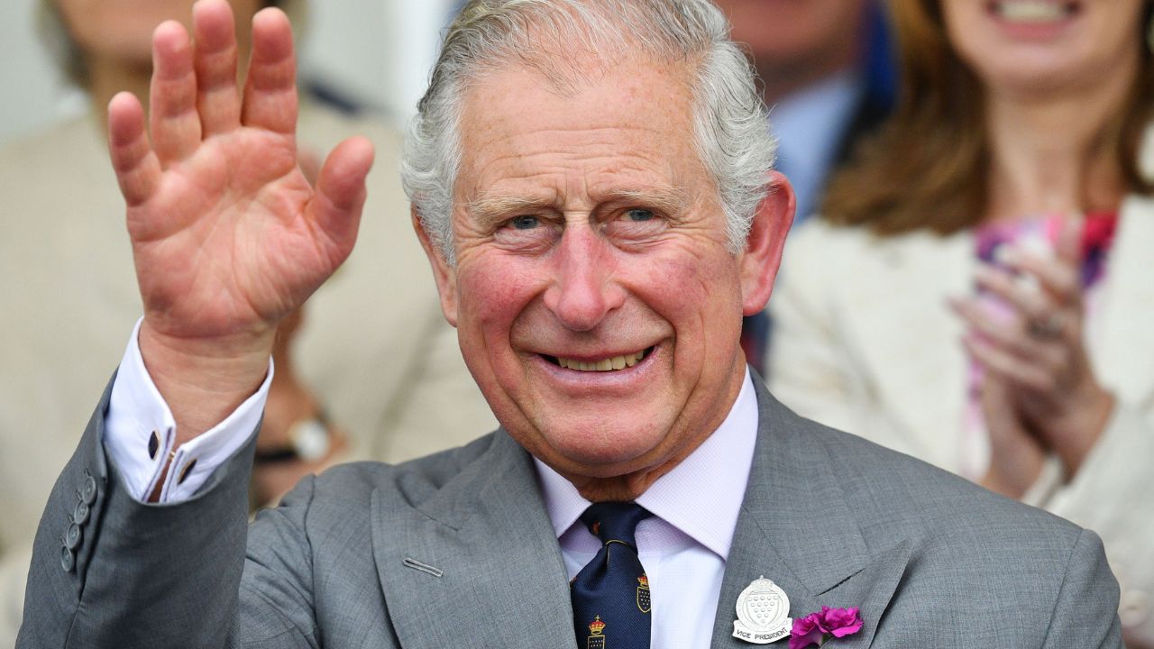 O que disse Charles sobre as doações em dinheiro recebidas pelo seu instituto?