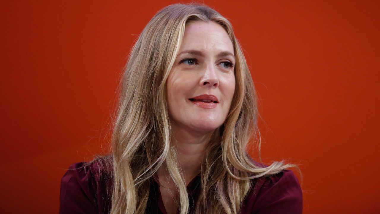 Mãe de Drew Barrymore permitia que ela fizesse uso de drogas e álcool aos 9 anos