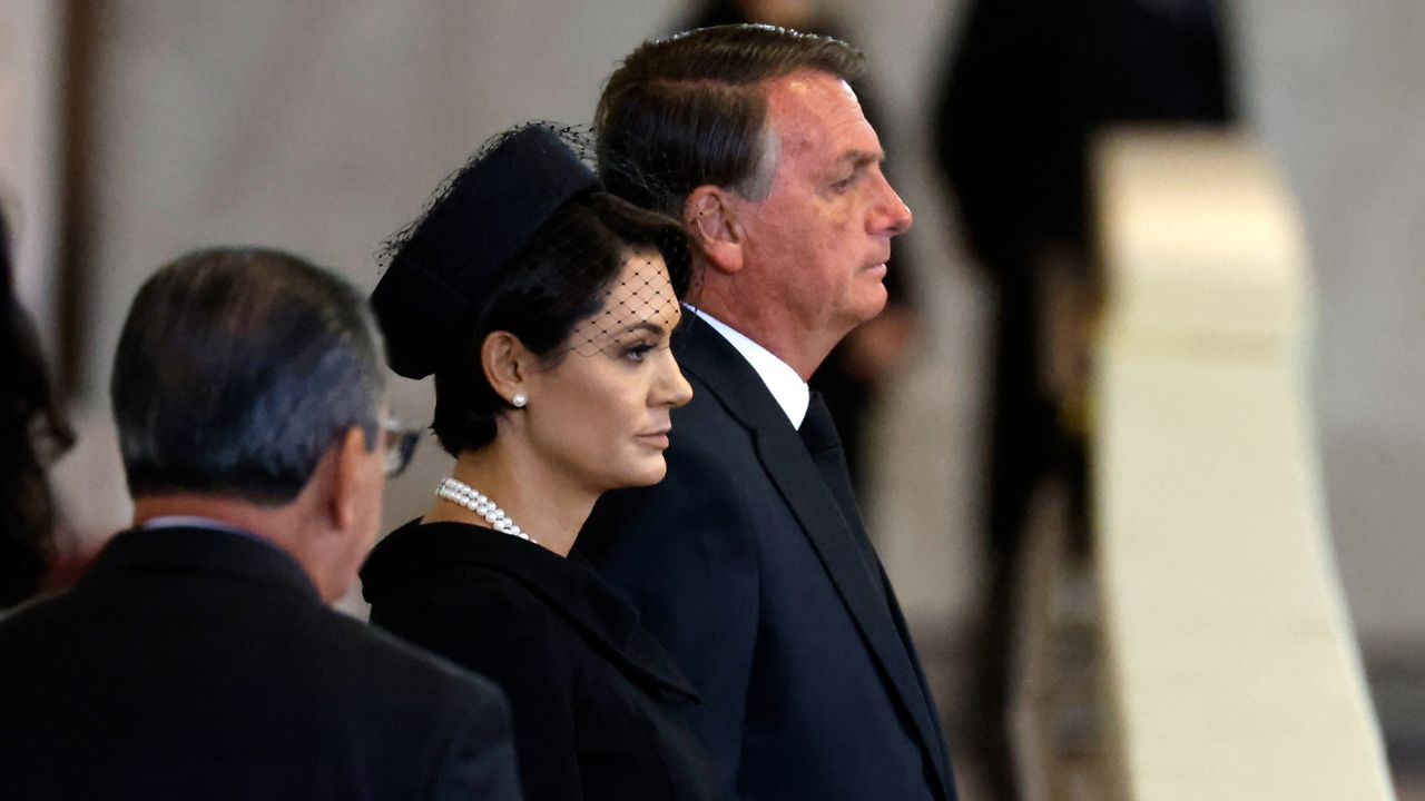 Em Londres, Bolsonaro faz críticas a preço de combustível inglês
