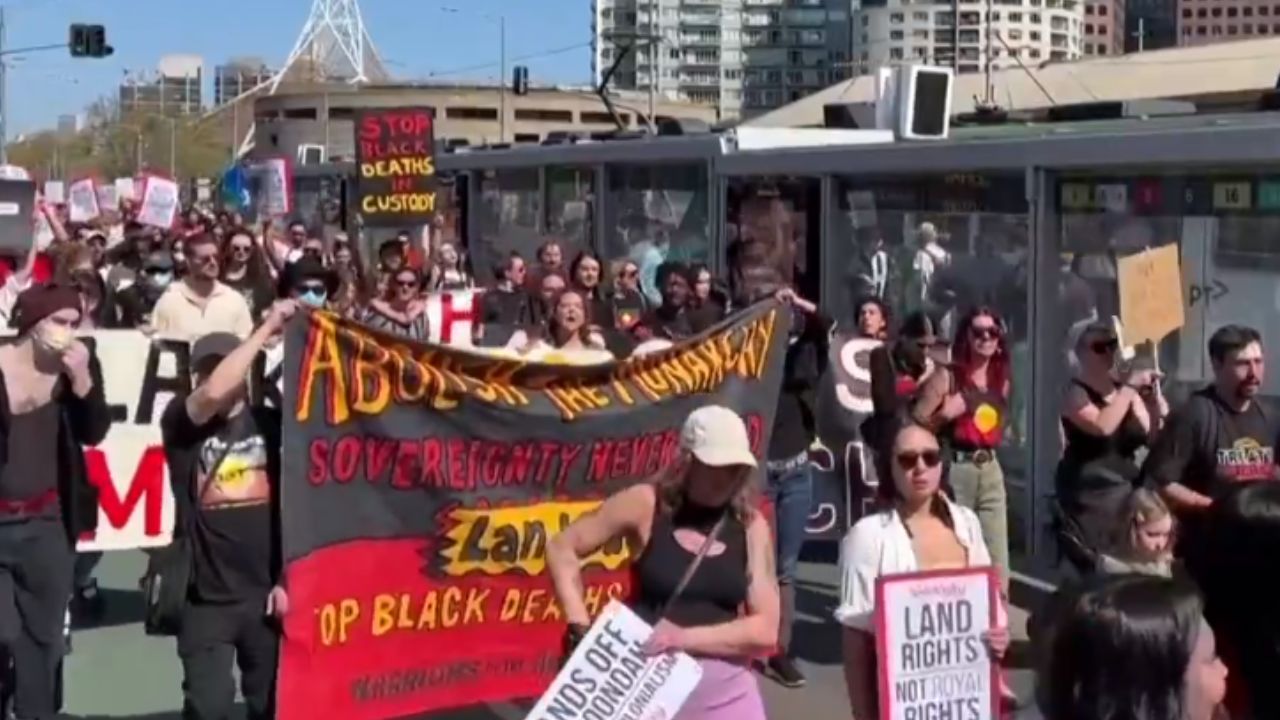 Ativistas vão às ruas contra a monarquia na Austrália em defesa dos povos originais