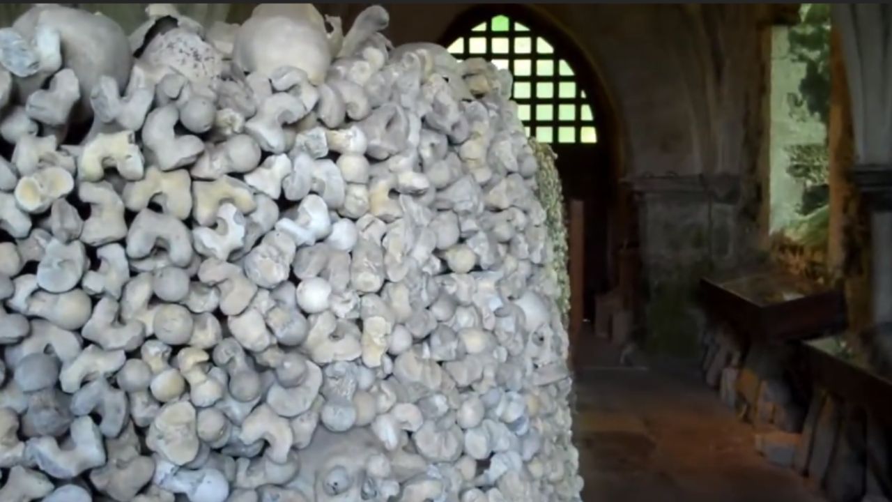 Igreja medieval guarda mais de 4 mil esqueletos em cripta, no Reino Unido