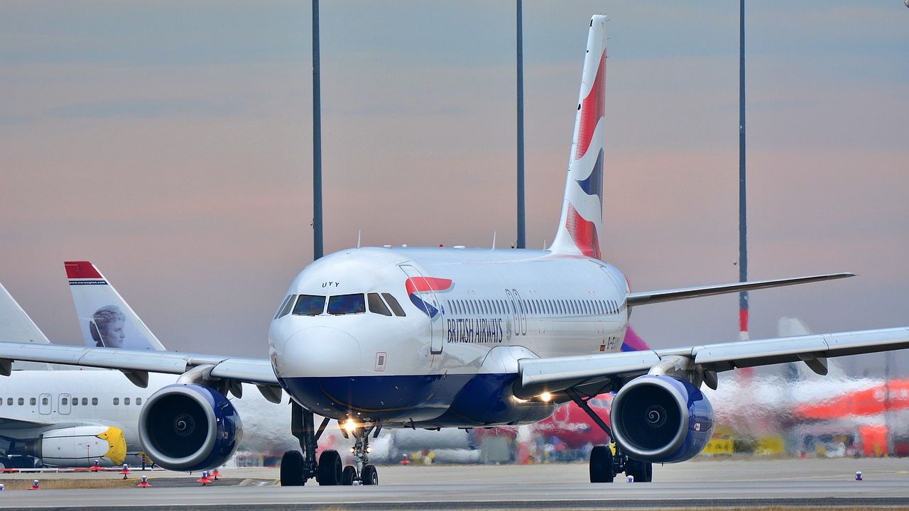 Avião atravessa pista de aeroporto e quase cai em lago, na França