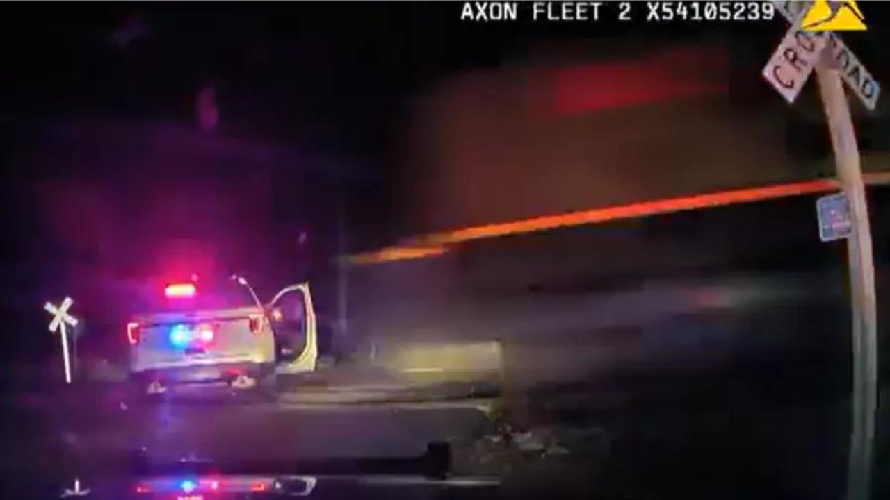 Jovem é atropelada por trem após ser deixada algemada por policiais em viatura