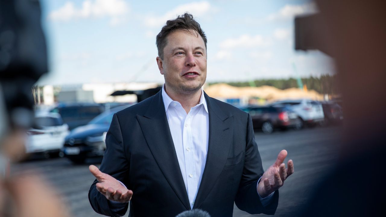 Quem é o homem que ‘chutou’ Elon Musk do título de homem mais rico do mundo
