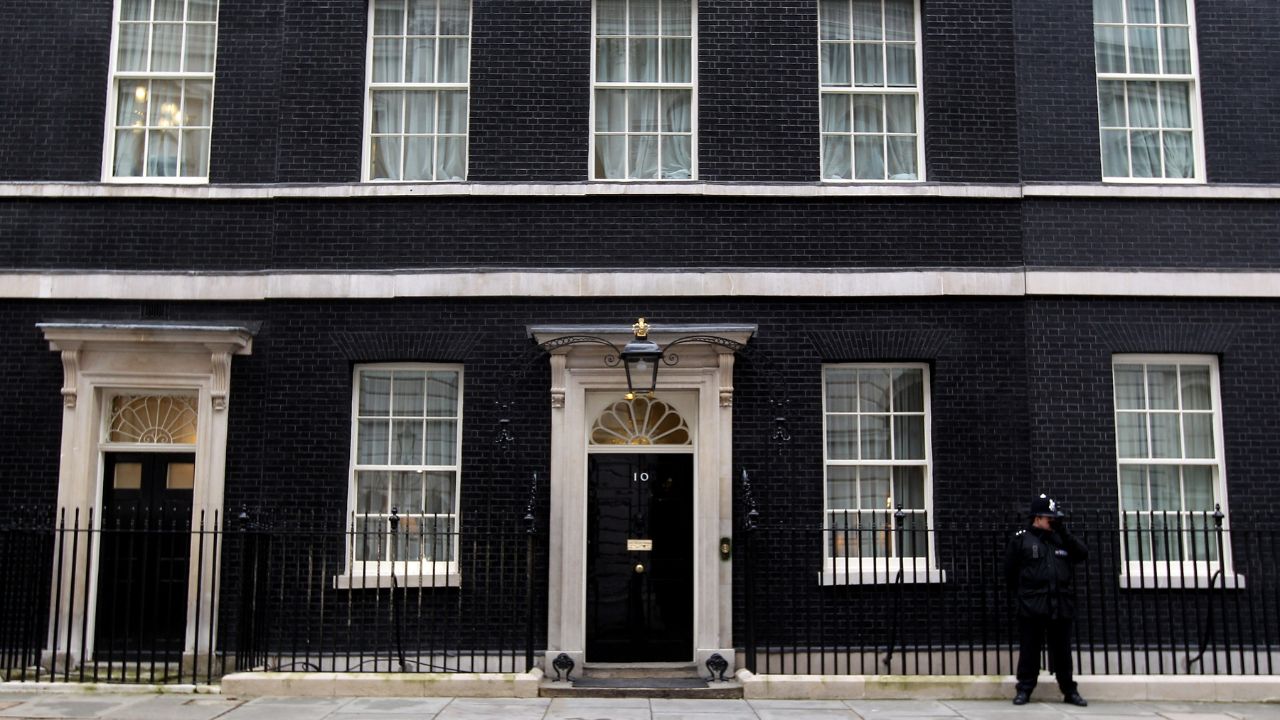 Pacote considerado ‘suspeito’ é encontrado em local próximo à sede do governo britânico
