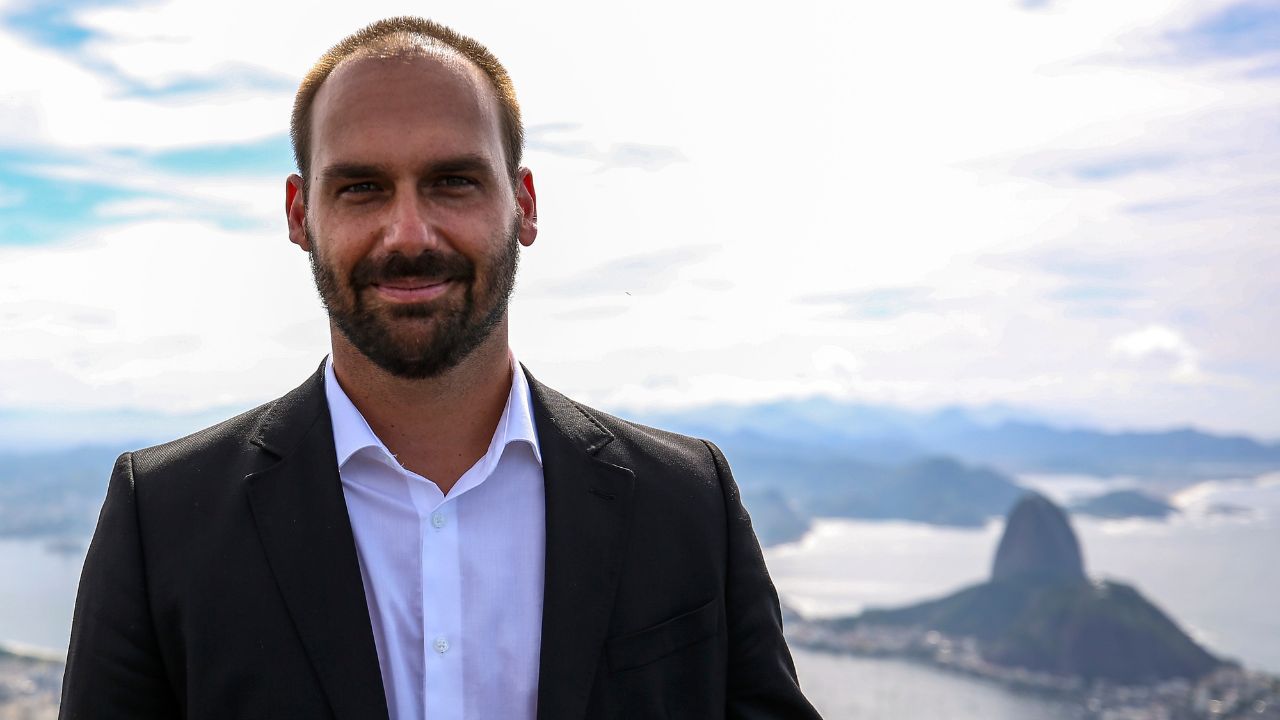 Eduardo Bolsonaro defende adiamento das eleições presidenciais para que Jair tenha direito de resposta