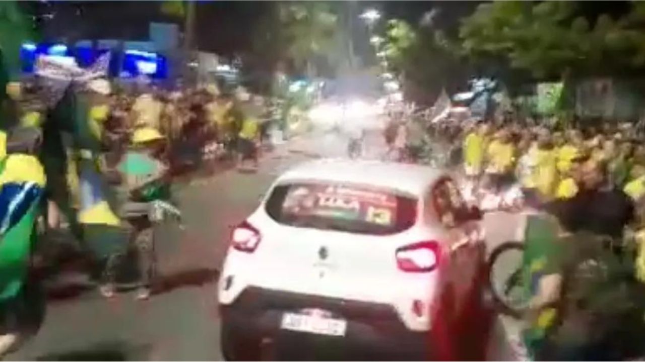 Carro com adesivos de Lula é depredado em manifestação bolsonarista; motorista é detida
