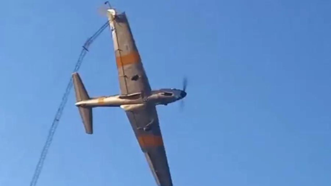Avião de acrobacias bate em antena durante apresentação, na Argentina