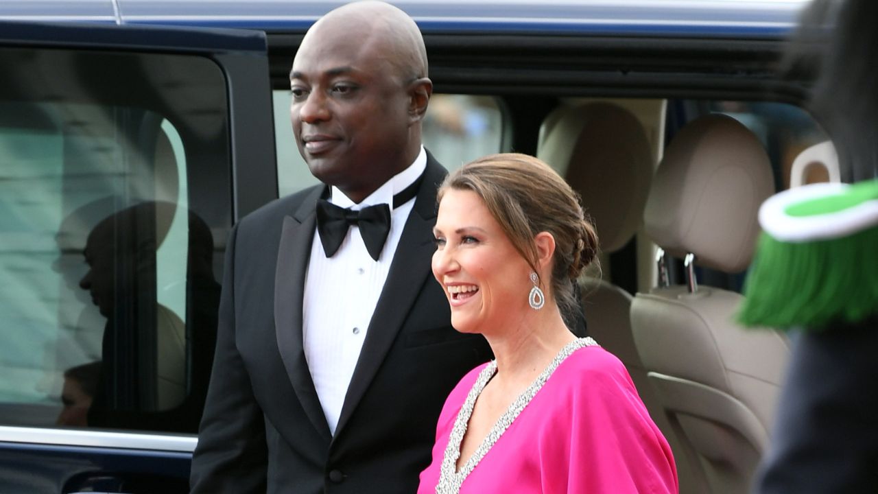 Noiva de autoproclamado xamã, princesa norueguesa decide por renúncia