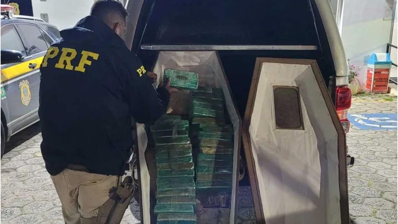 PRF encontra 50 kg de cocaína dentro de caixão transportado por carro funerário