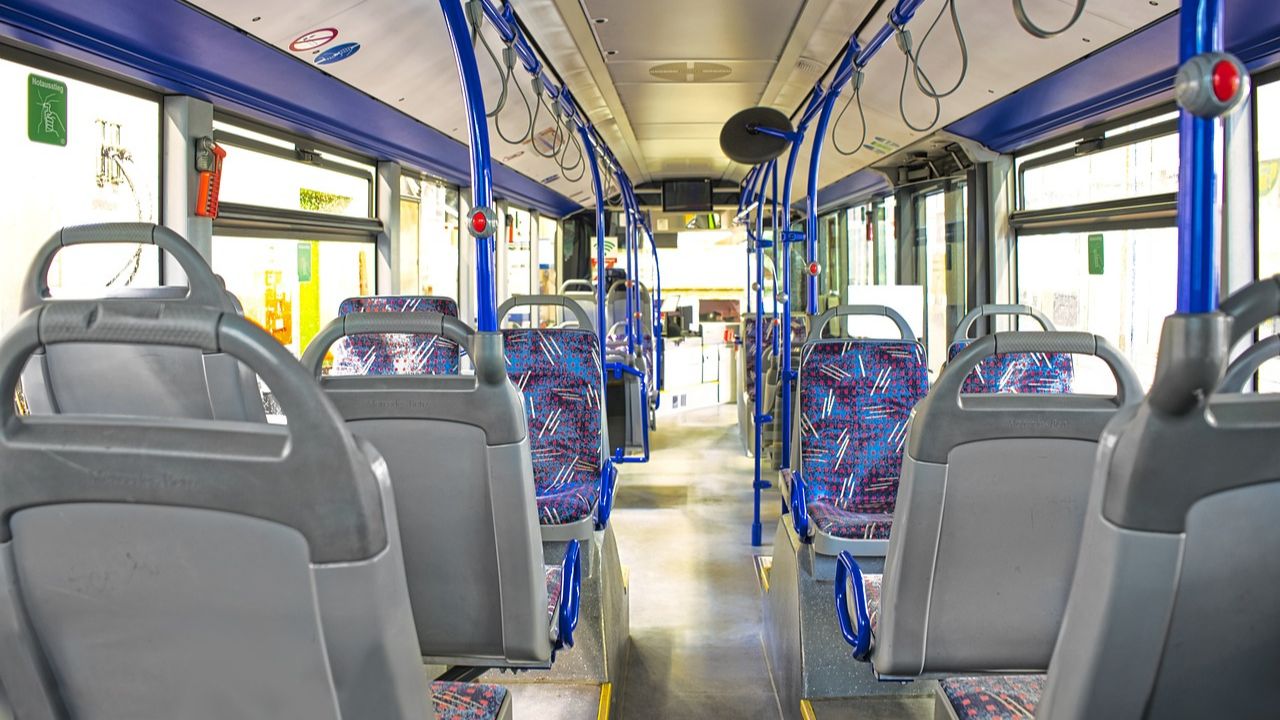 Ônibus cai em canal, provocando a morte de 19 pessoas, no Egito