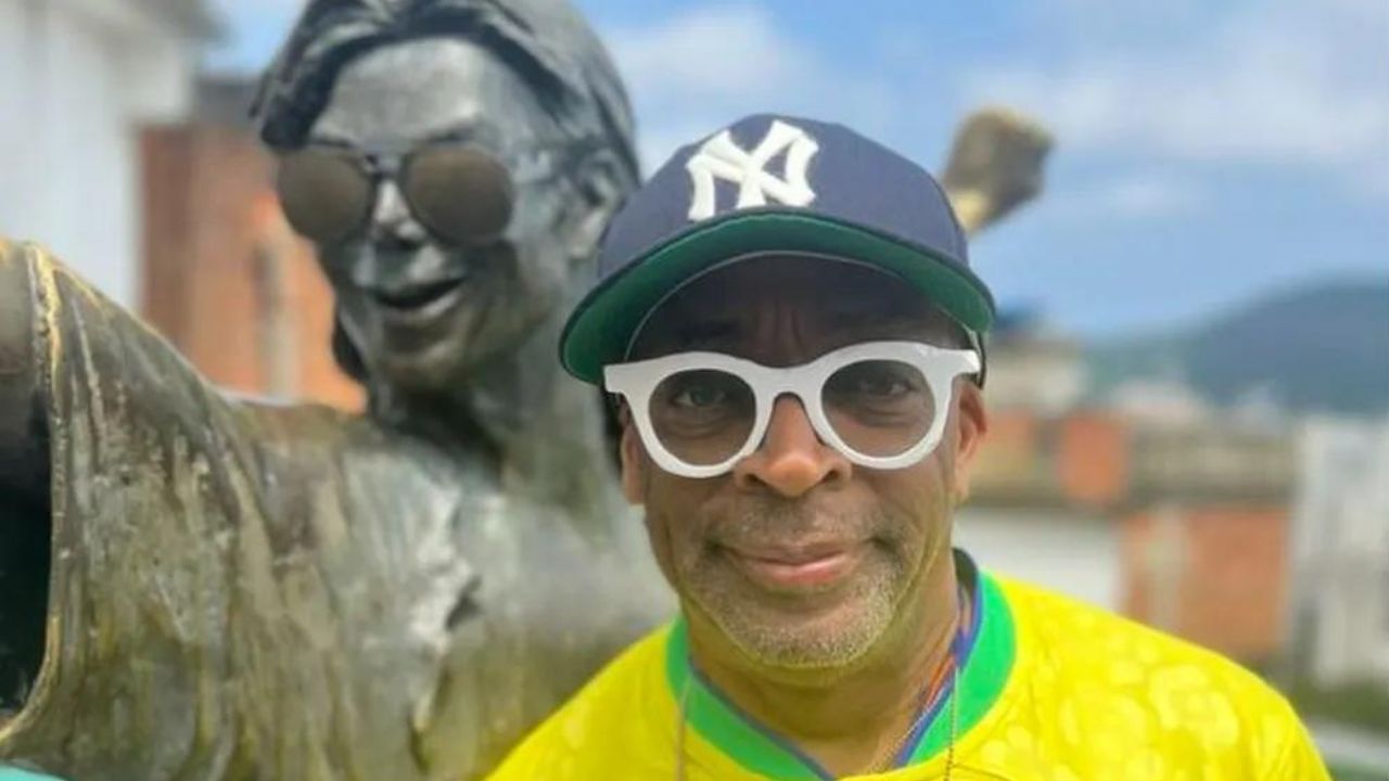 Spike Lee visita estátua de Michael Jackson onde gravou clipe do cantor no Brasil