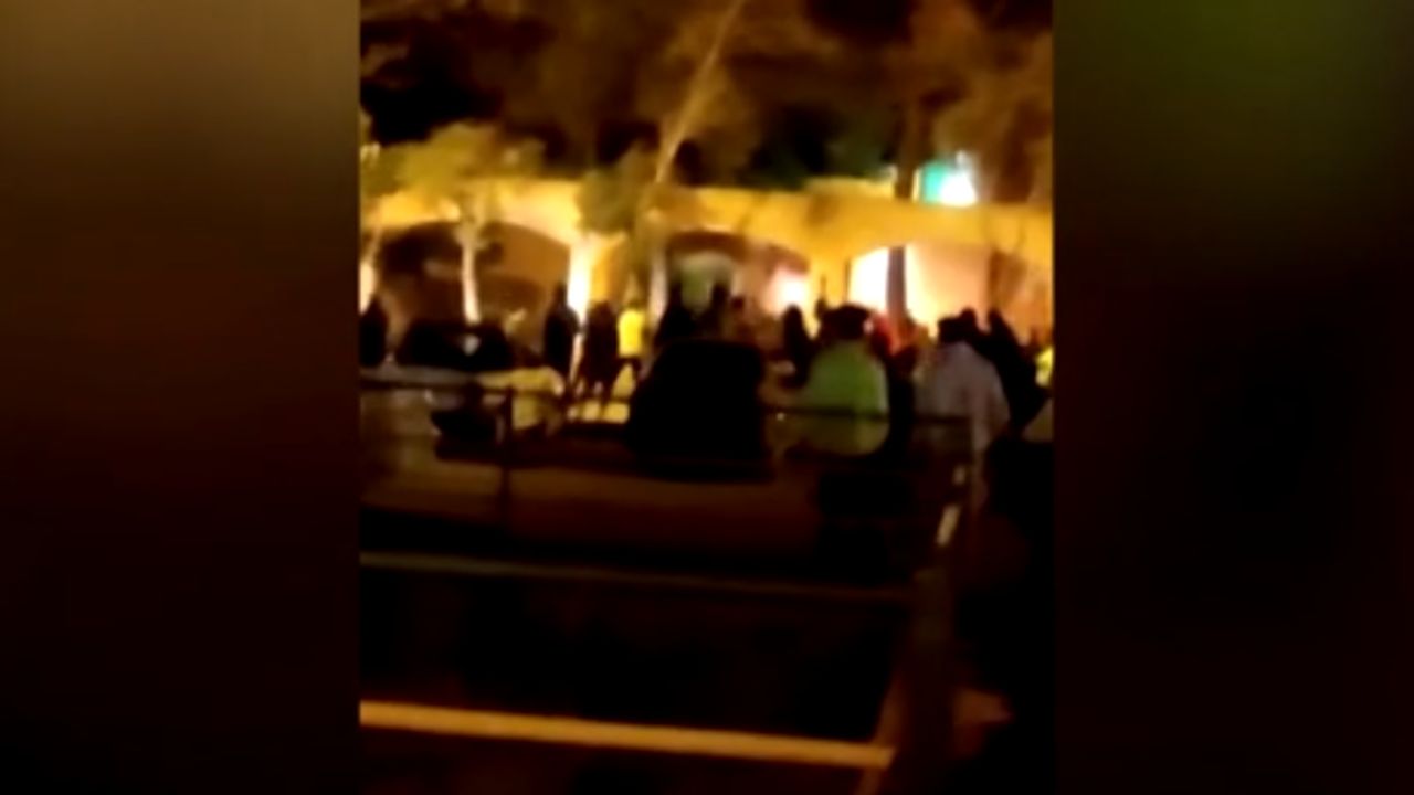 Casa em que nasceu aiatolá Khomeini é incendiada por manifestantes, no Irã