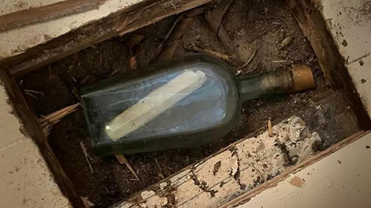 Encanador encontra mensagem de 135 anos dentro de garrafa em piso de residência
