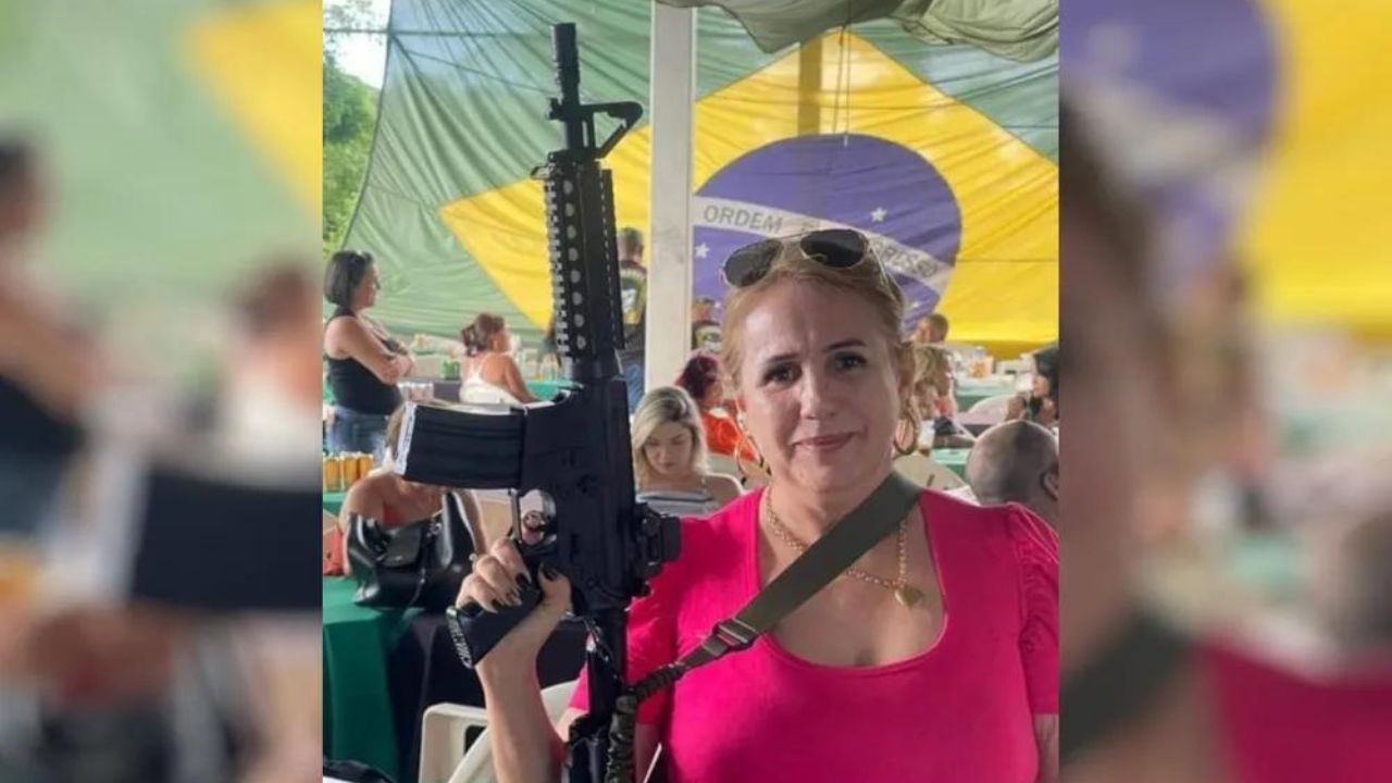 Diretora de escola posa para foto com fuzil em evento do Exército, em Goiânia