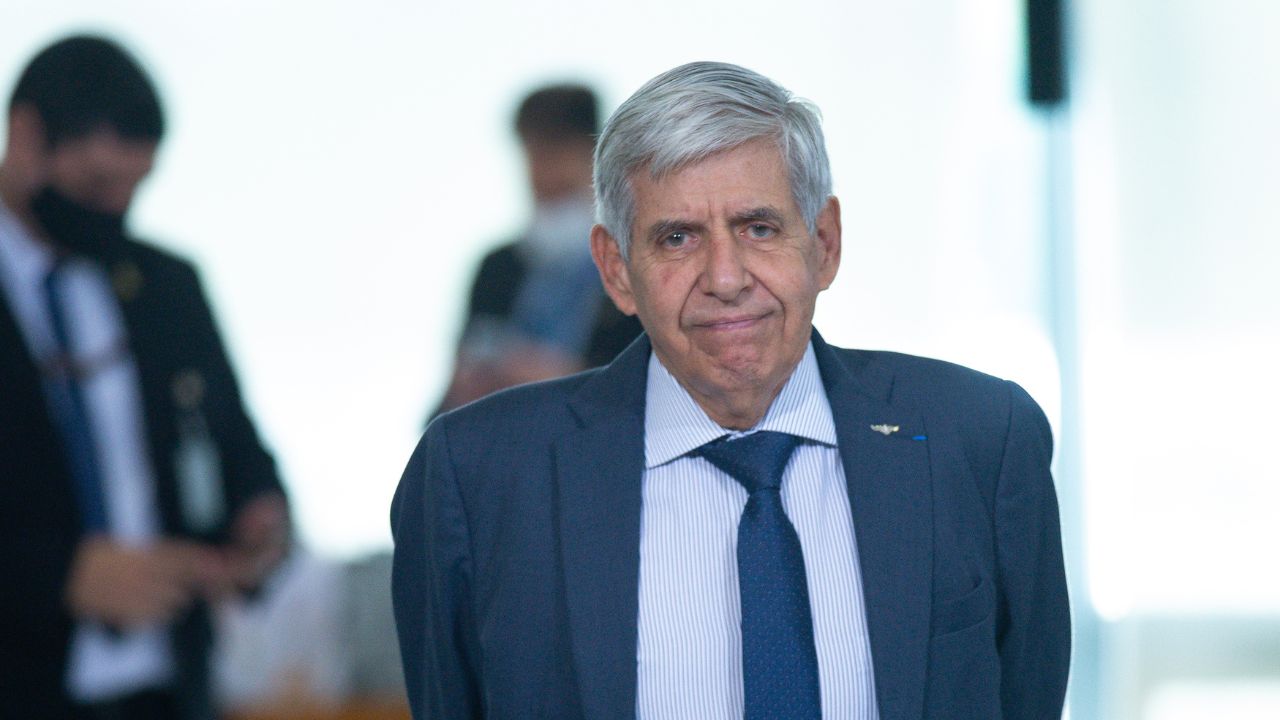 Deputados aprovam convocação de general Heleno para falar sobre 7 de setembro