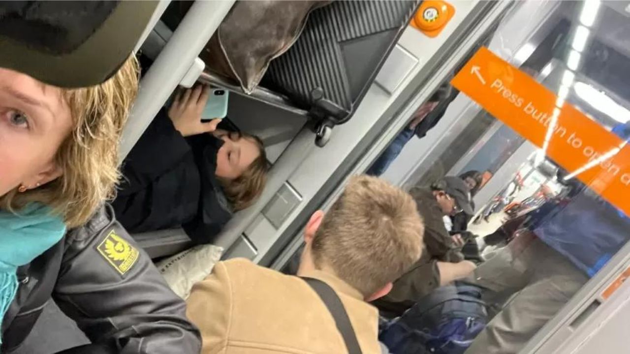 Menino viaja em bagageiro de trem lotado no Reino Unido e mãe denuncia: ‘Paguei 180 libras’