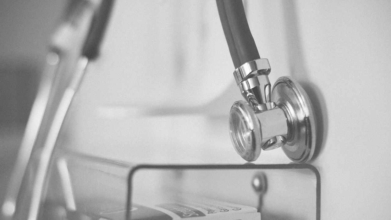 Médico francês é condenado a 20 anos de prisão por estuprar quase 30 meninos vietnamitas