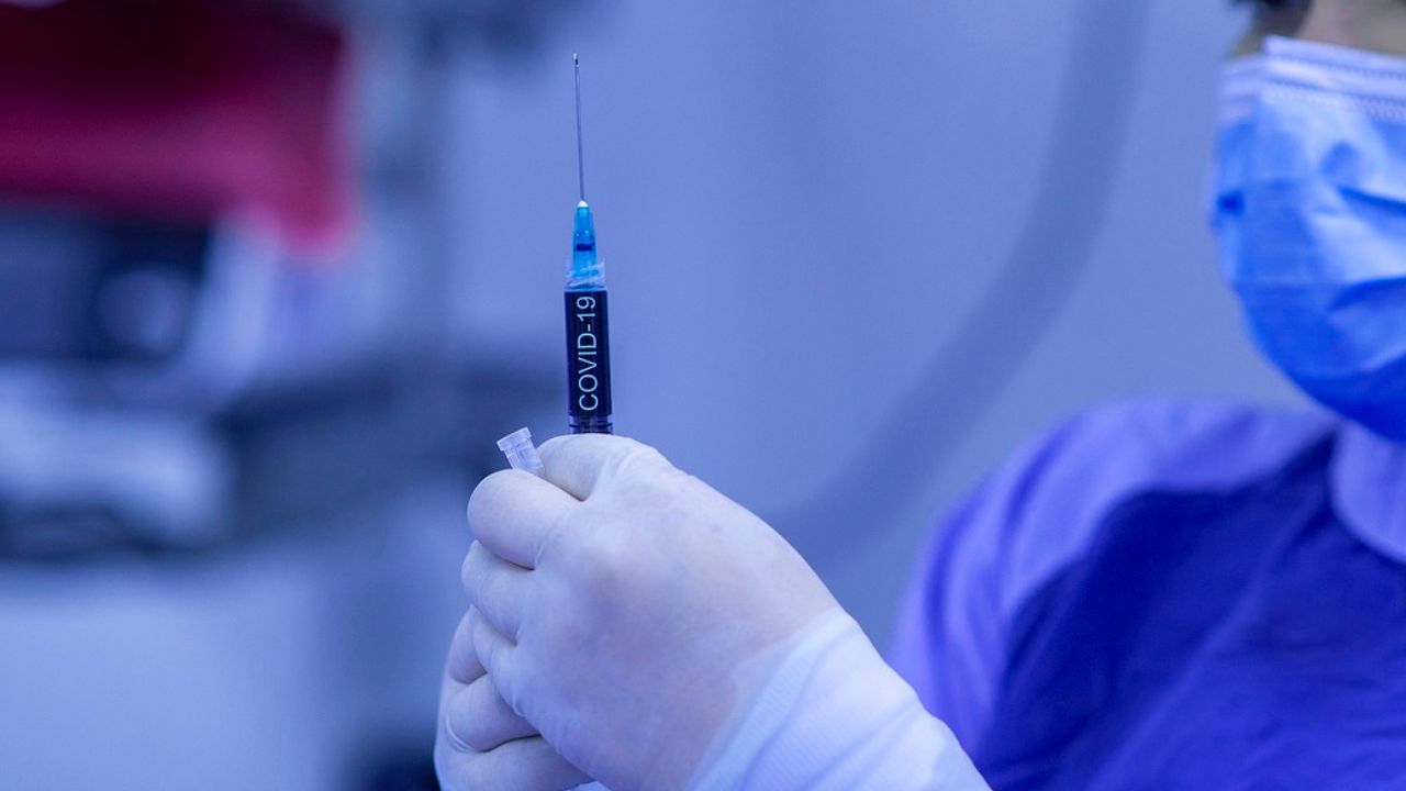 Alemão que foi vacinado 217 vezes contra a covid-19 por ‘razões pessoais’ é estudado