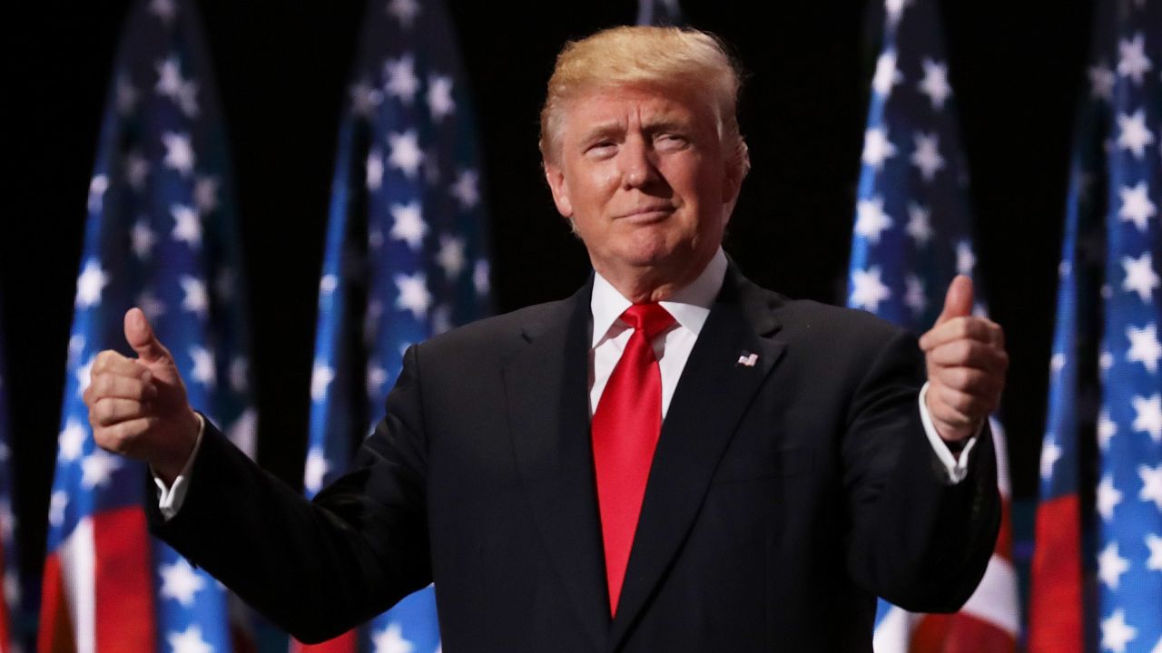 Ao ver fotografia, Trump confunde mulher que o acusa de estupro com ex-esposa