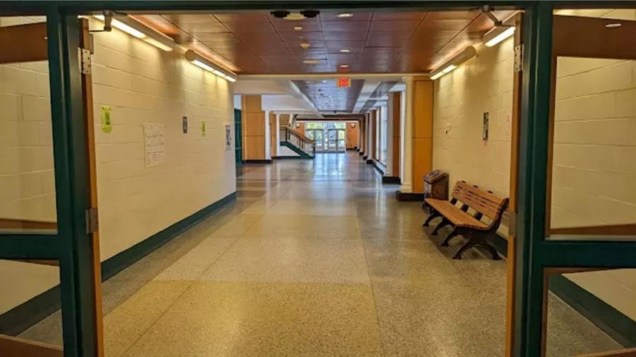 Escola norte-americana está com 7 mil lâmpadas acesas desde 2021