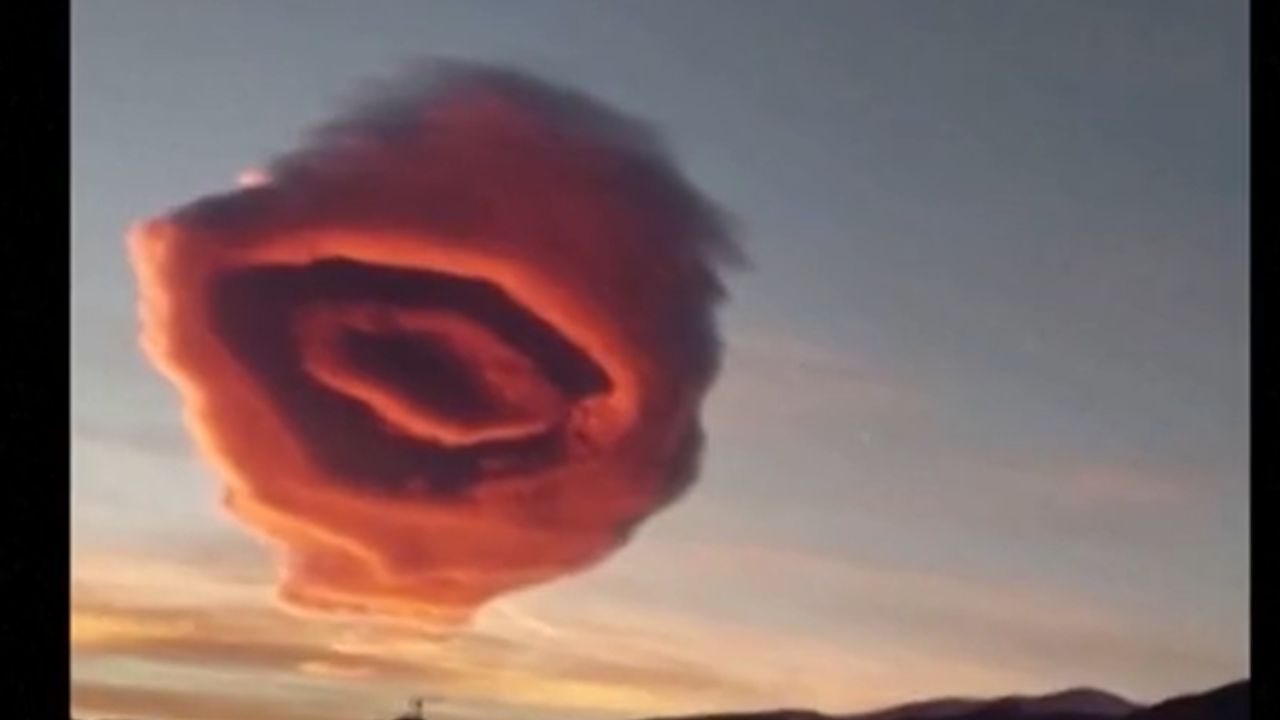 Nuvem em formato bizarro impressiona moradores de cidade turca