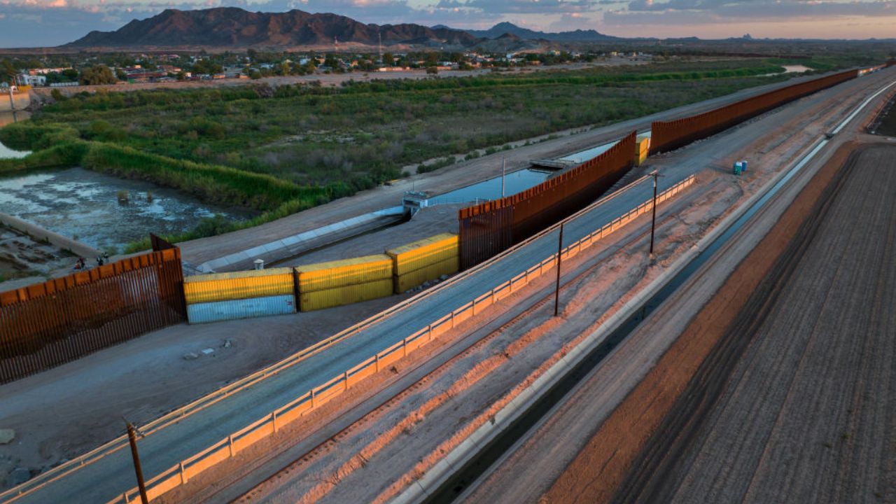 Muro de contêineres improvisado que separava o estado do Arizona do México é desfeito