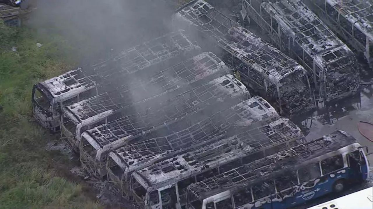 Ônibus escolares são destruídos em incêndio no Rio de Janeiro