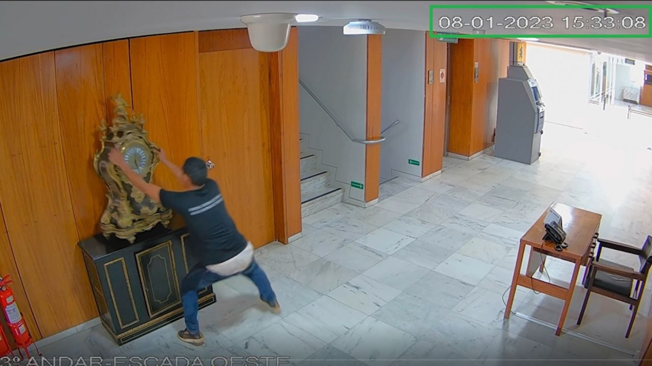 Relógio do século 17 destruído durante ataque de 8/1 é enviado para restauração