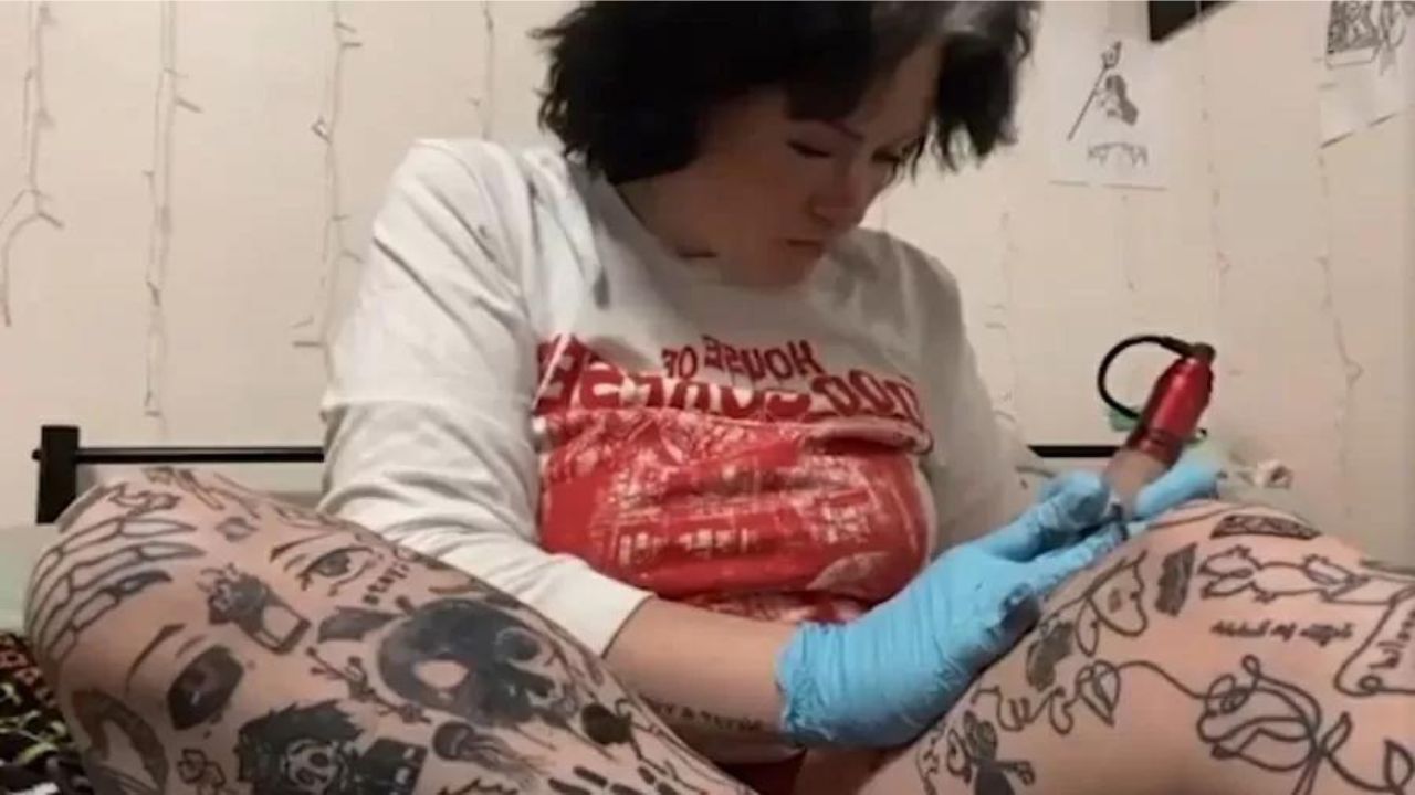 Mulher tatua em seu próprio corpo desenhos relacionados a traumas vividos por desconhecidos