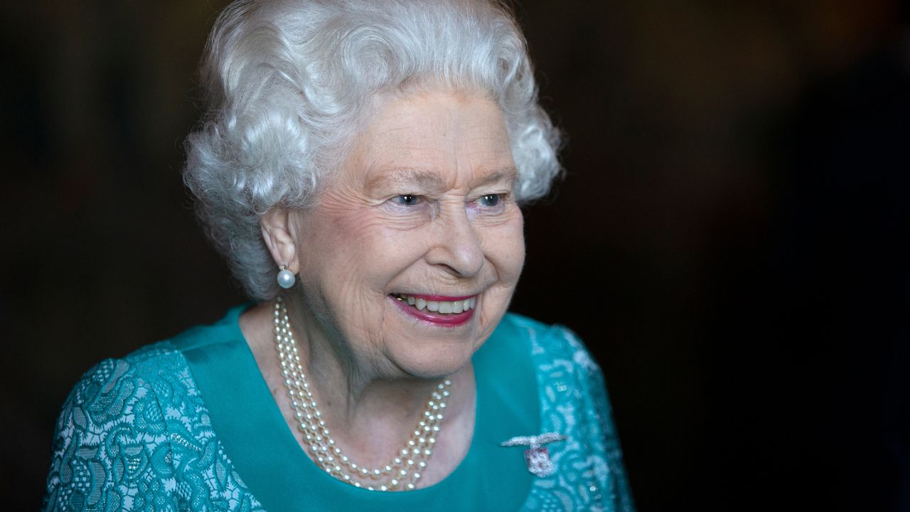 Homem acusado de tentar matar Elizabeth II no Natal se declara culpado