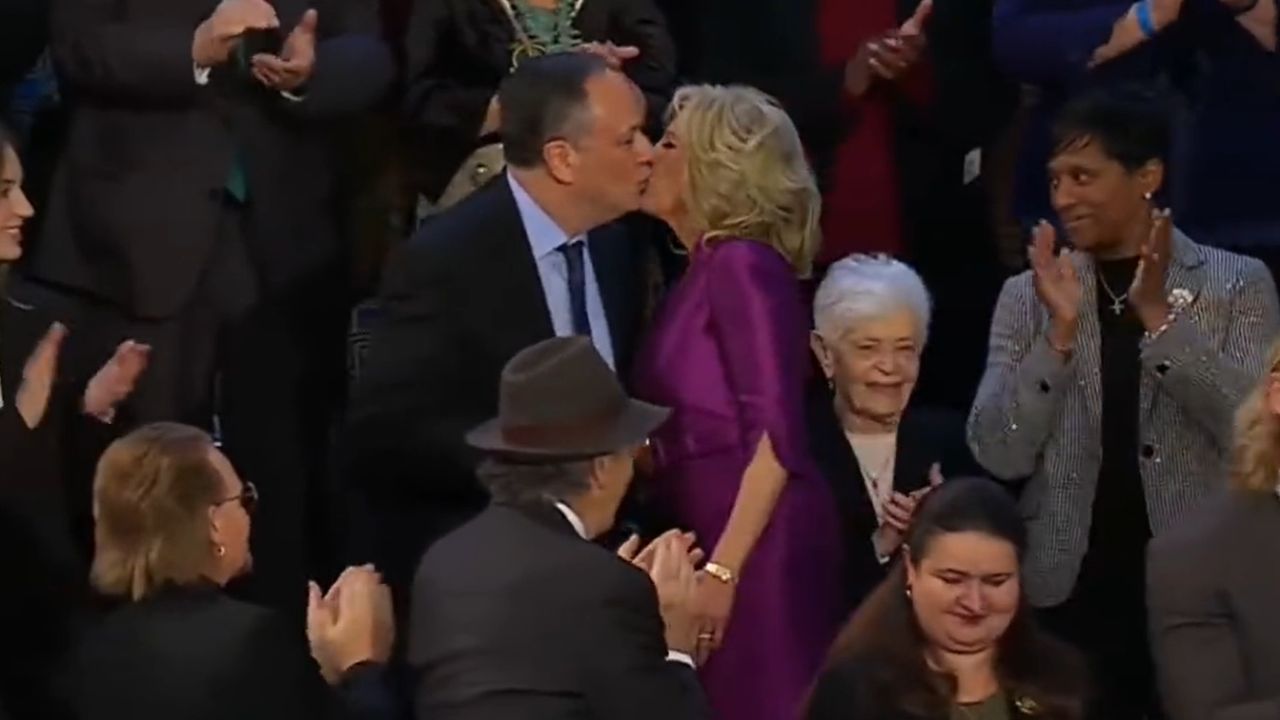 Um beijo? Cumprimento entre esposa de Biden e marido de Kamala Harris chama a atenção