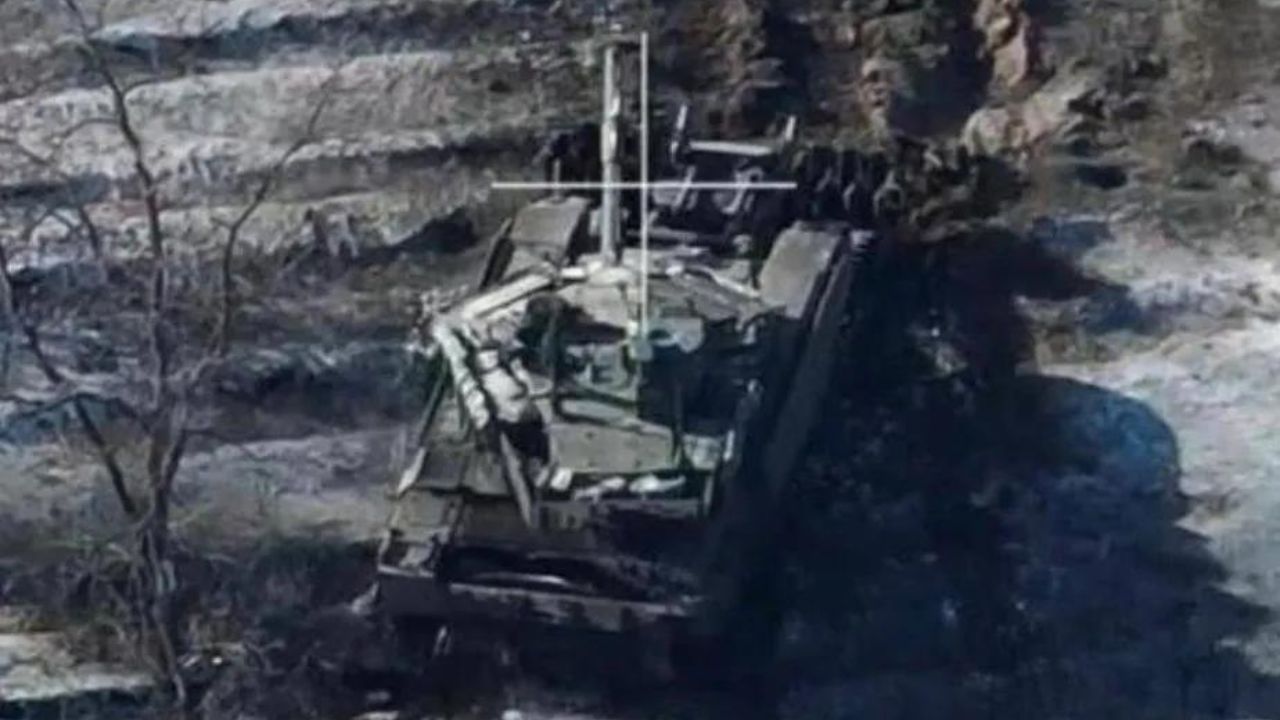 Tanque russo indestrutível é abatido por soldados ucranianos