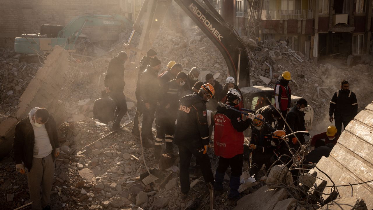 Terremoto na Turquia: 3 sobreviventes são resgatados após 198 horas sob os escombros