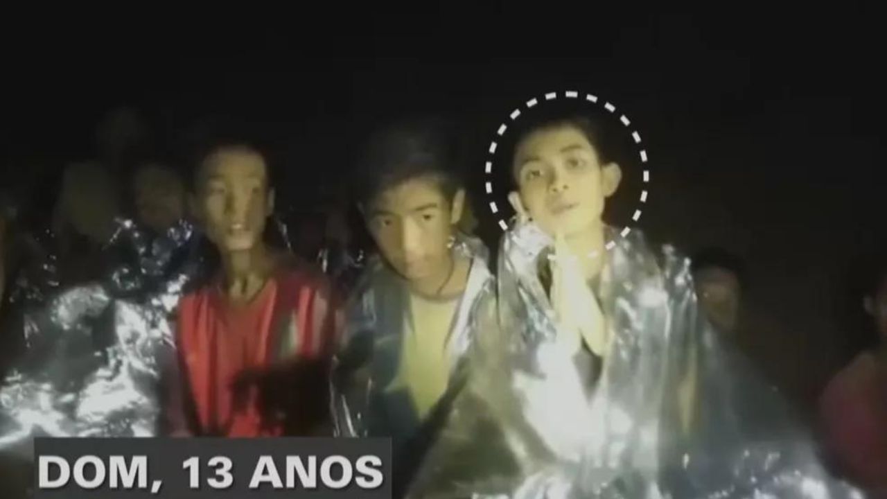 Morre, no Reino Unido, um dos meninos resgatados de caverna inundada na Tailândia