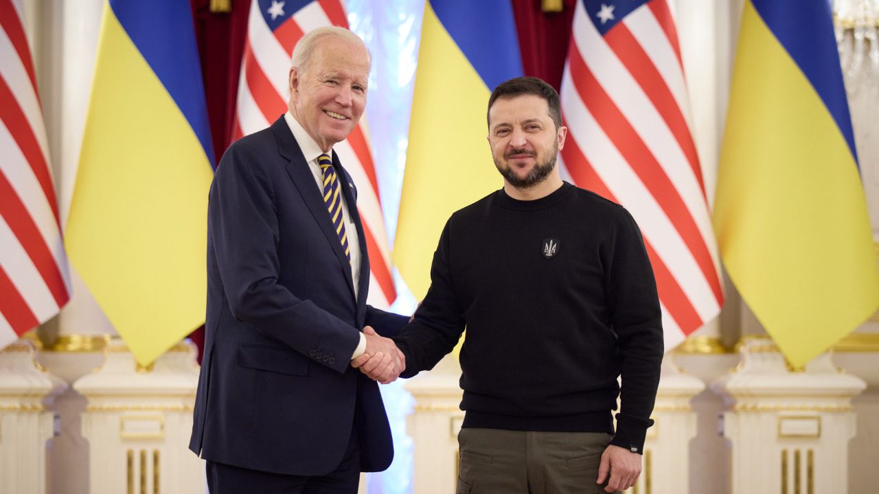 Biden faz visita surpresa à capital ucraniana e surge ao lado de Zelensky