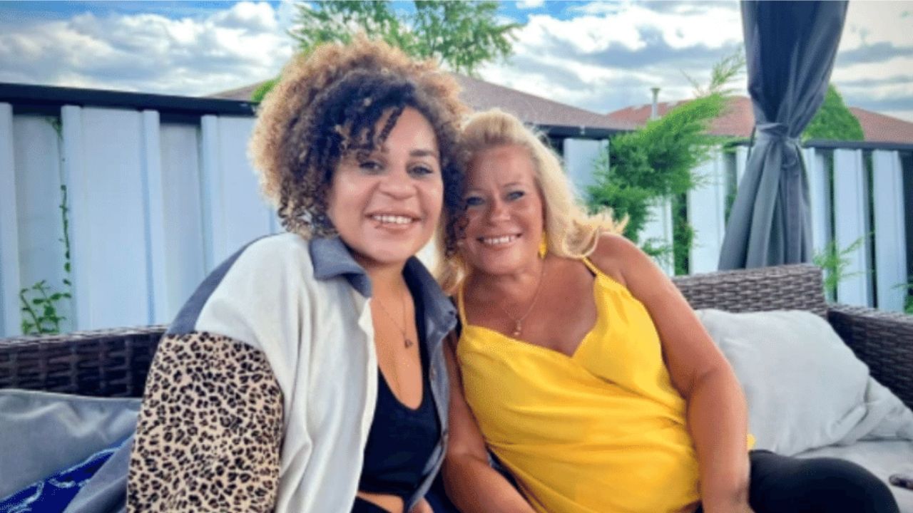 Mulher faz teste caseiro de DNA e encontra mãe biológica: ‘Foi esmagador’