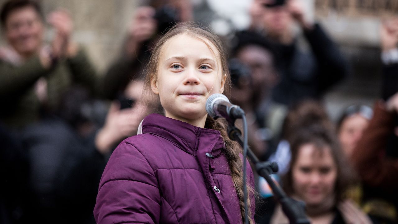 Junto a ativistas indígenas, Greta Thunberg bloqueia entrada de Ministério da Energia da Noruega