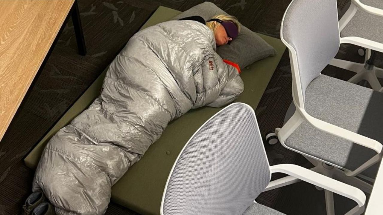 Elon Musk demite executiva do Twitter que postou foto dormindo no trabalho